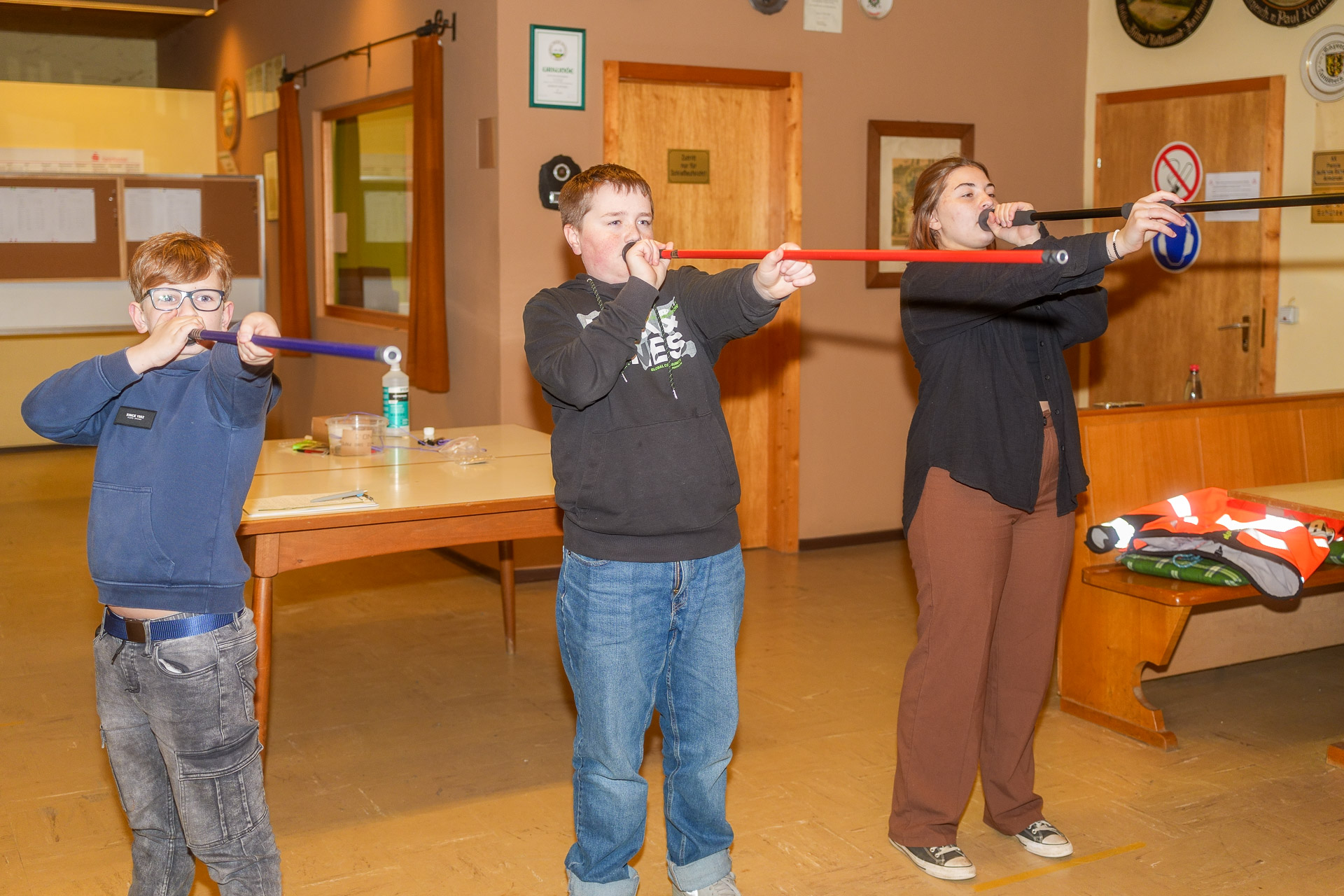 Jungschützen beim Blasrohrschießen
