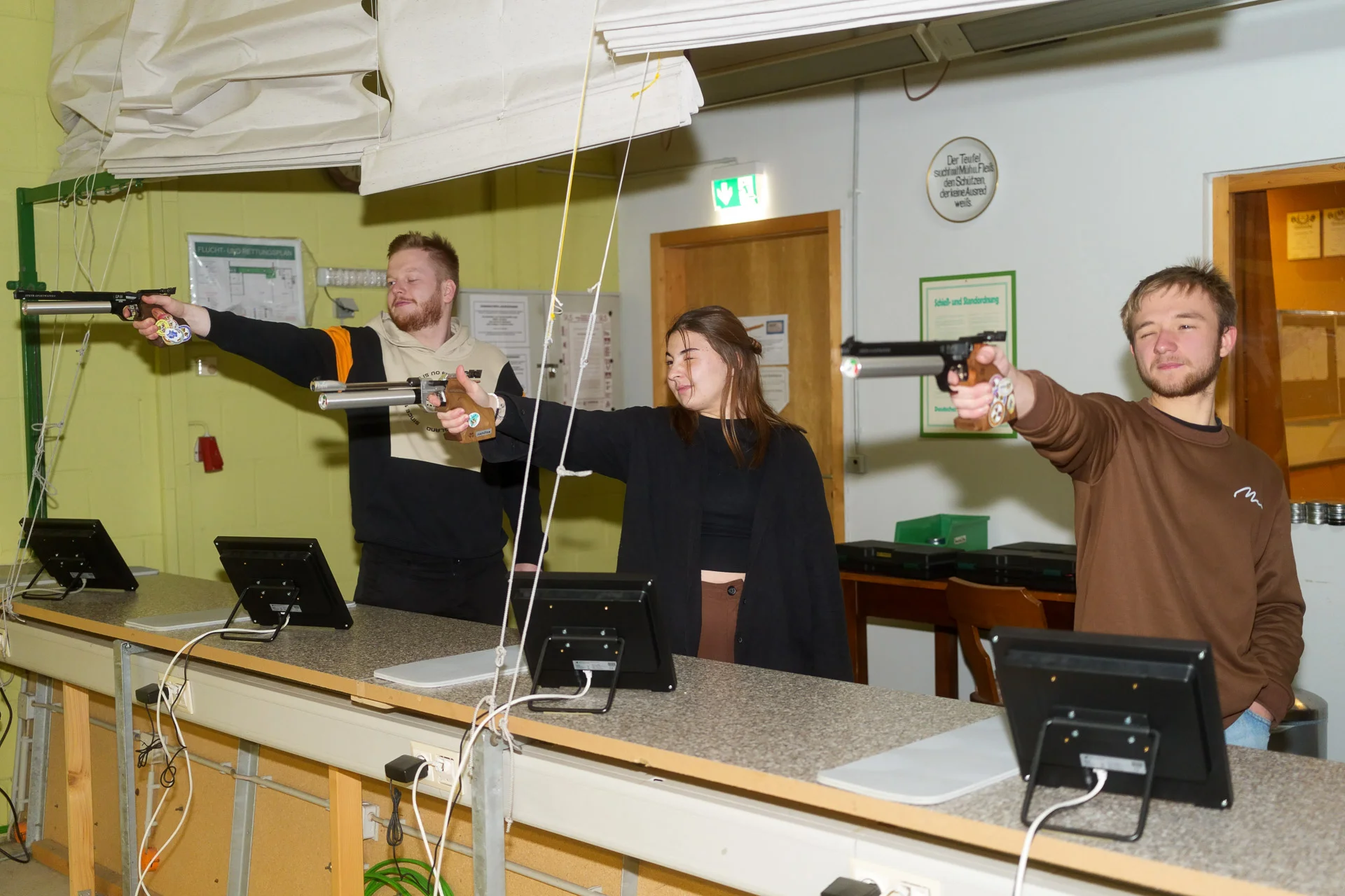 Jugendtraining mit Luftpistolen