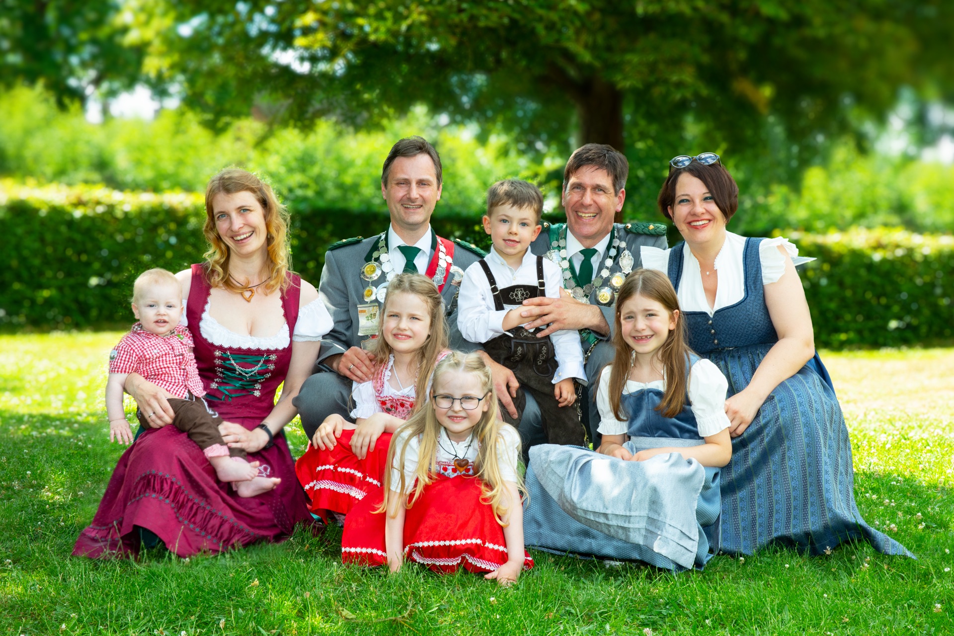 Vogelkönig Martin Nüssel und sein Bruder Schützenkönig Armin Nüssel mit Familien.