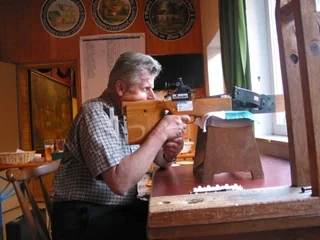 Konzentration des Schützen auf Armbrust und Ziel